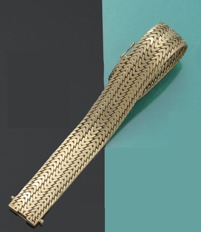 null Bracelet souple en or jaune 750 millièmes gravé, les maillons à décor de chevrons.


(Usures).


Longueur...