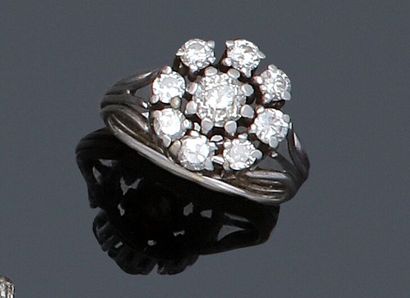 null Bague en or gris 750 millièmes, le centre à décor de fleurs orné de diamants...