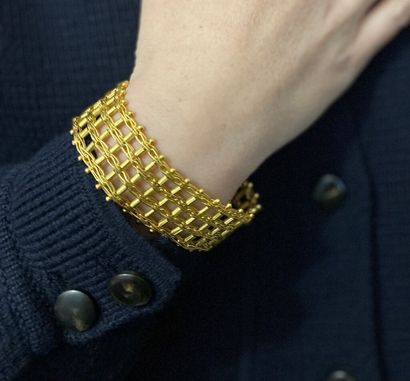 null Large bracelet en or jaune 750 millièmes ajouré à décor de maillons entrelacés...