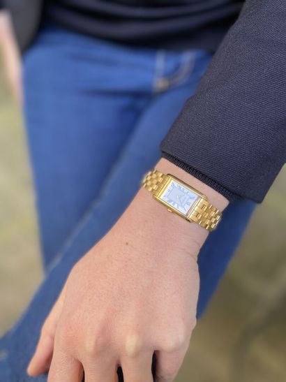 null BUCHERER


Montre bracelet de dame en or jaune 750 millièmes, la montre de forme...