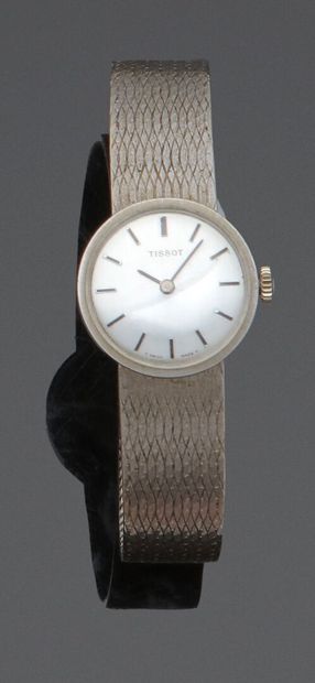 null TISSOT 


Montre bracelet de dame en or gris 750 millièmes, la montre de forme...