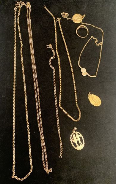 null Ensemble en or jaune 585 millièmes comprenant : deux colliers, un bracelet,...