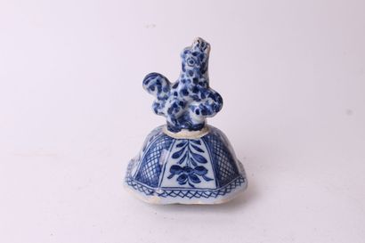 null DELFT

Cover of earthenware vase with blue camaïeu decoration of a dog.

18th...