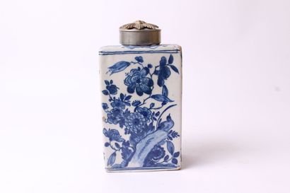 null DELFT

Boite à thé en faïence à décor en camaïeu bleu de volatils et arbustes.

XVIIIème...