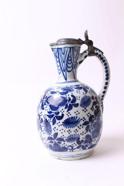 null DELFT

Pitcher with decoration in blue monochrome of flowered branches.

XVIIIth...