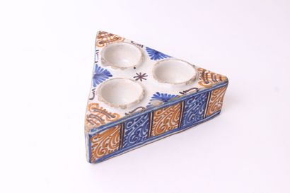 null TALAVERA

Saltcellar of triangular form with three bulbs in earthenware with...