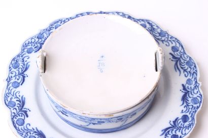 null DELFT

Round covered butter dish on adjacent tray in earthenware with blue monochrome...