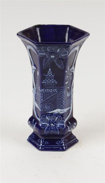 null DELFT

Vase de forme cornet en faïence à décor en blanc fixe sur fond bleu persan...