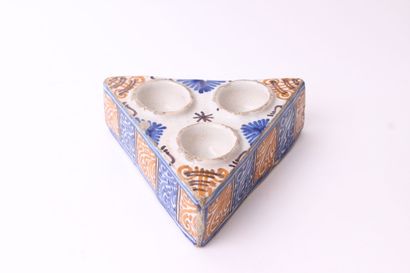 null TALAVERA

Saltcellar of triangular form with three bulbs in earthenware with...