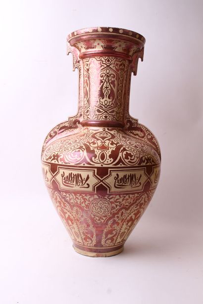 null ESPAGNE

Important vase en faïence à décor rouge lustré sur fond chamois de...
