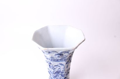 null DELFT

Vase de forme cornet en faïence à décor en camaïeu bleu d'une femme Chinoise...