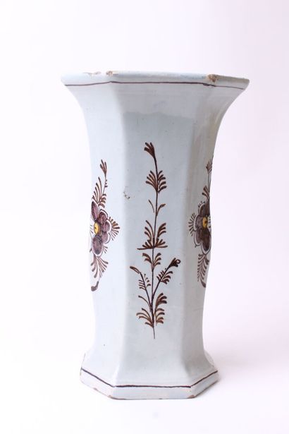 null DELFT

Vase cornet en faïence à décor polychrome floral. 

Marque en brun

XVIIIe...