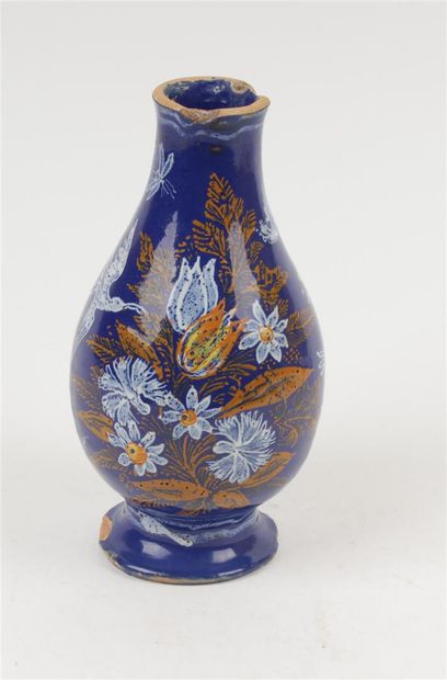 null NEVERS 

Vase balustre en faïence à décor blanc et ocre sur fond bleu persan...