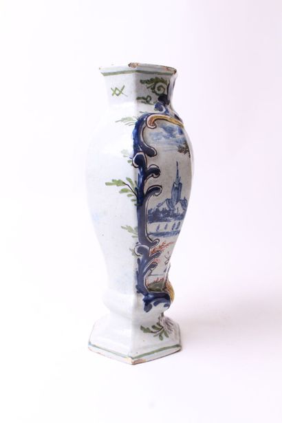 null DELFT 

Vase de forme balustre en faience à décor polychrome d'une auberge en...
