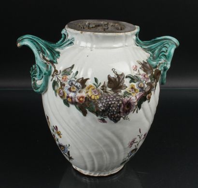 null ALLEMAGNE 

Vase en faience à côte torse à décor floral polychrome, deux anses...