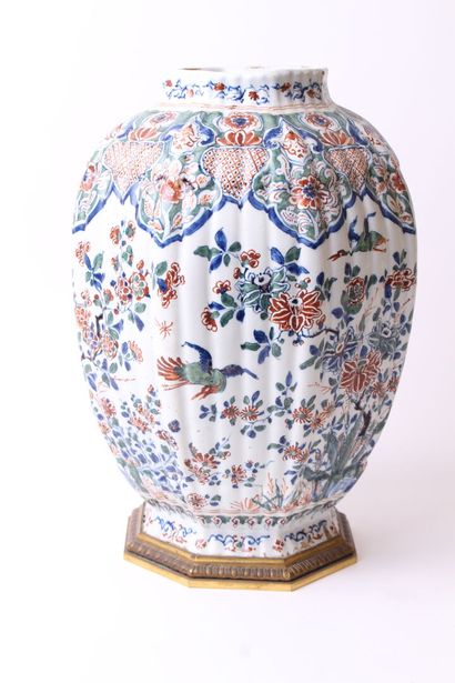 null DELFT

Earthenware vase with cut sides with polychrome decoration of birds,...