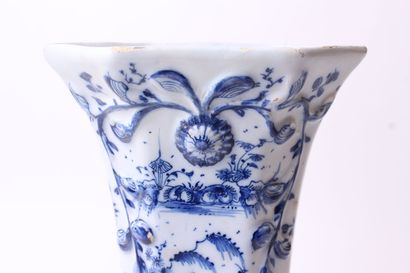 null DELFT

Vase de forme cornet en faïence à décor en camaïeu bleu d'une femme Chinoise...