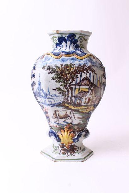 null DELFT 

Vase de forme balustre en faience à décor polychrome d'une auberge en...