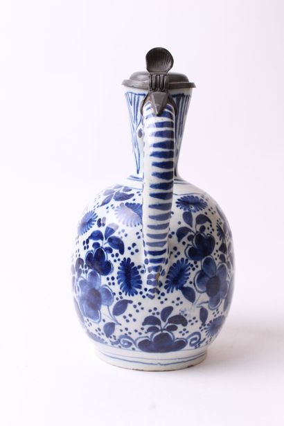 null DELFT

Pitcher with decoration in blue monochrome of flowered branches.

XVIIIth...