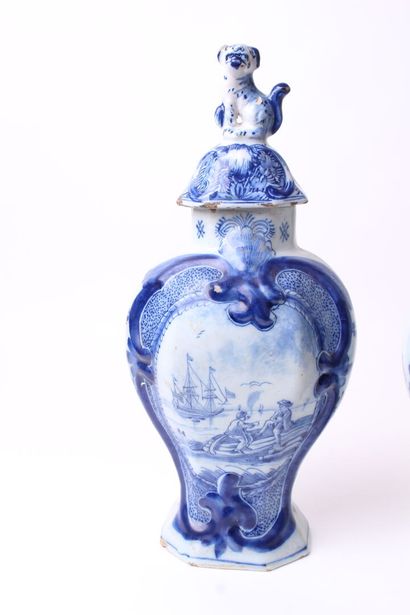 null DELFT

Paire de vases de forme balustre en faïence à décor en camaïeu bleu de...
