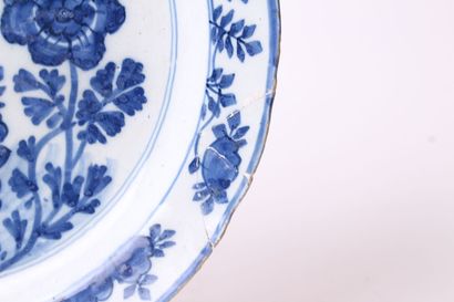 null DELFT

Round dish decorated in blue monochrome with a rock pierced with flowers.

18th...
