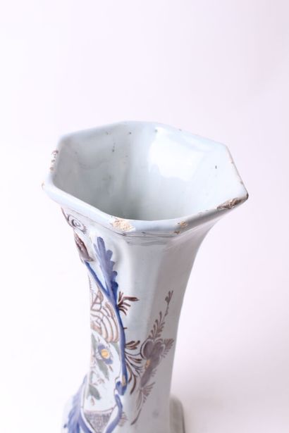 null DELFT

Vase cornet en faïence à décor polychrome floral. 

Marque en brun

XVIIIe...