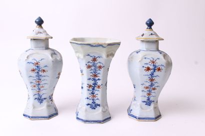 null DELFT

Garnitures de trois petits vases en faïence dont un de forme cornet et...