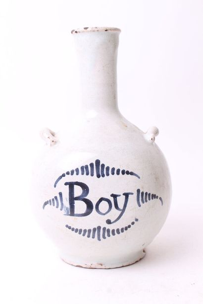 null NEVERS

Bouteilles à deux passants à décor de l'inscription "Boy".

XVIIIe siècle.

Petits...