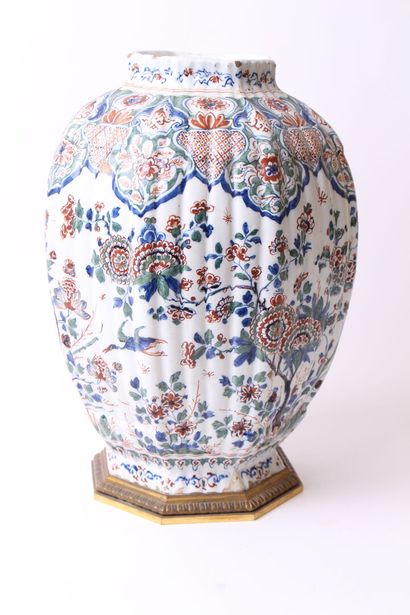 null DELFT

Earthenware vase with cut sides with polychrome decoration of birds,...