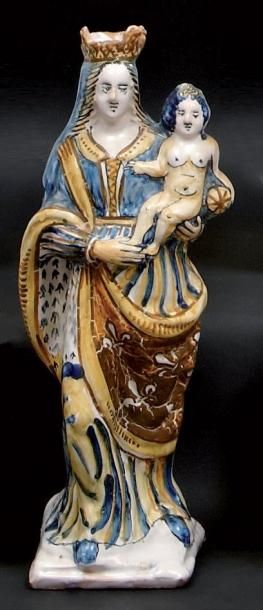 NEVERS Vierge à l'Enfant à décor à compandario. XVIIIè siècle. Eclats.