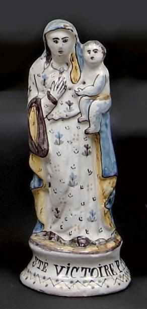 NEVERS Vierge à l'Enfant debout sur une base circulaire portant l'inscription Ste...