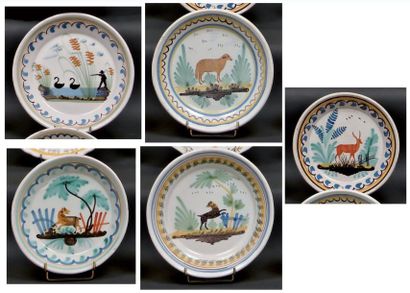 NEVERS Cinq assiettes rondes décorées en polychromie d'une chasse au canard, d'un...
