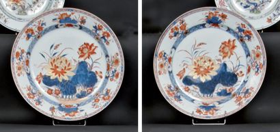 CHINE Deux plats ronds décorés dans la palette imari de rochers fleuris. XVIIIè siècle....