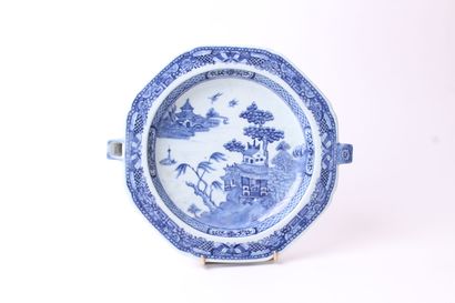 null CHINE 


Assiette chauffe plat en porcelaine à décor en camaieu bleu de palais...
