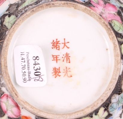 null CHINE - XIXème siècle


Verseuse couverte en porcelaine à décor polychrome de...