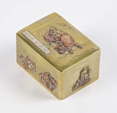 null JAPAN


Small rectangular brass box with relief decoration of an ox. 


3,5...