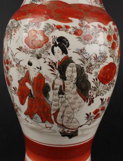 null JAPON - XXe siècle 


Vase de forme balustre à décor floral dans des réserves....
