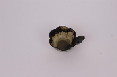 null CHINE - XIXe siècle 


Tasse polylobée à anse en serpentine. 


H. 4 cm - L....