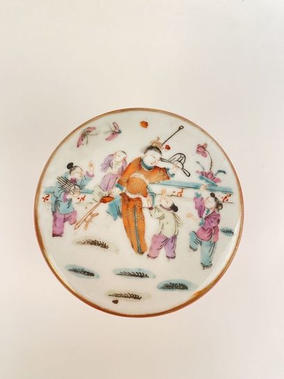 null CHINA


Round covered box with three compartments in porcelain with polychrome...