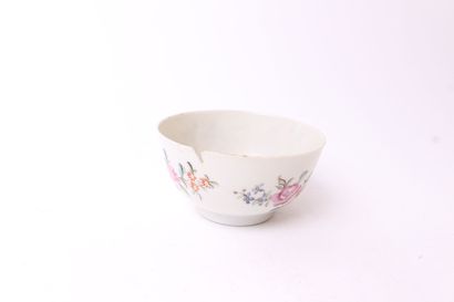 null CHINA, COMPAGNIE DES INDES


Porcelain cup with polychrome decoration of bouquets...