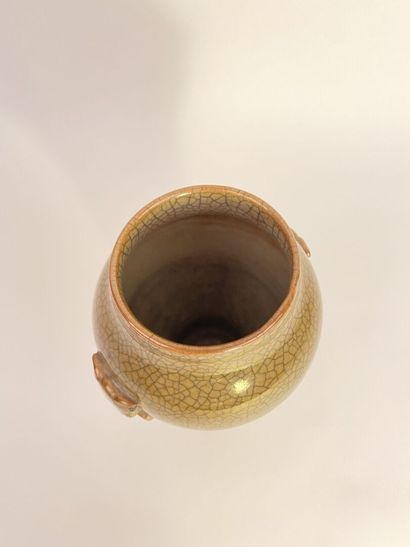 null 
CHINE






Vase balustre en porcelaine à fond brun craquelé muni d'anses en...