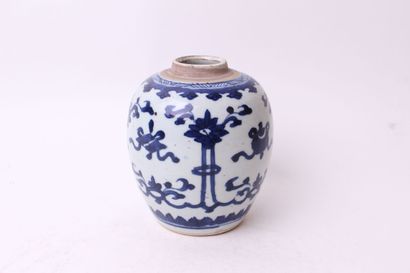 null CHINA, 19th century 


Ginger pot with blue underglaze decoration of flowers...