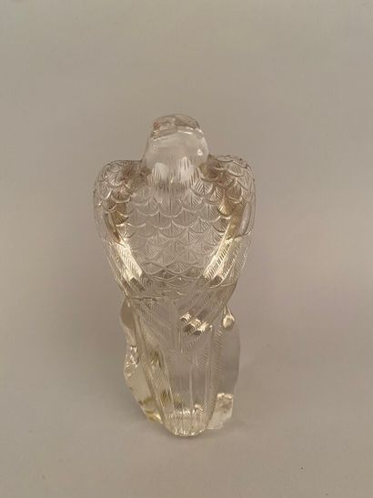 null CHINE - Fin XIXe-début XXe siècle 


Sujet en verre taillé représentant un faucon...