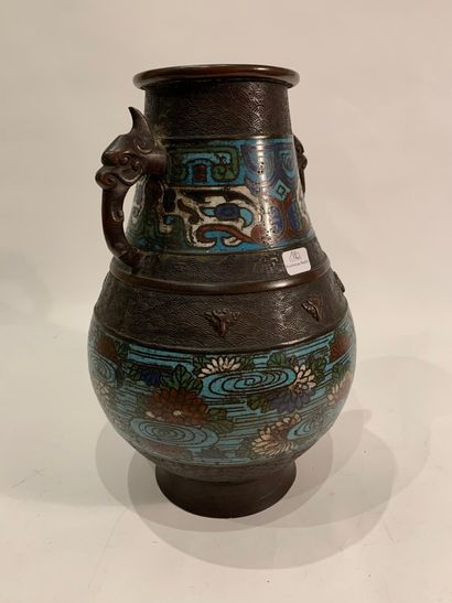 null CHINE - XIXe siècle


Vase balustre en bronze cloisonné à décor polychrome de...