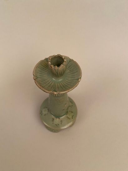 null KOREA - 19th century


Porcelain candlestick decorated with flowers on a celadon...