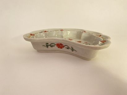 null CHINA


Oval lobed porcelain bowl with polychrome decoration of flowering branches.


L....
