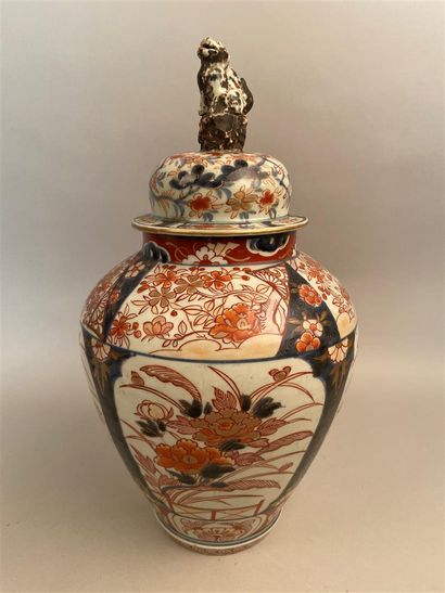 null Japan


Porcelain vase of baluster form and a lid with blue, red and gold decoration...