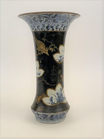 JAPAN 


Vase of horn-shaped porcelain decorated...