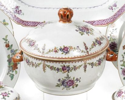 CHINA


A round covered porcelain soup tureen...