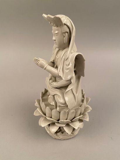 null CHINE - XIXe siècle 


Divinité assise sur un lotus 


Sujet en blanc de chine...